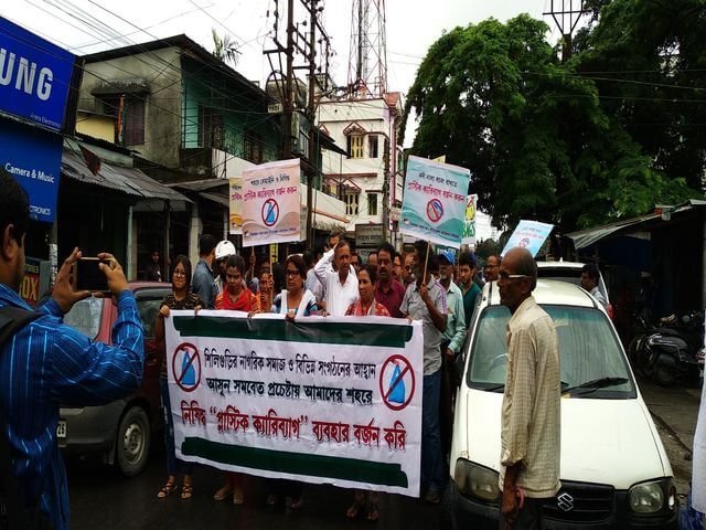 volunteers spreading awareness on plastic pollution