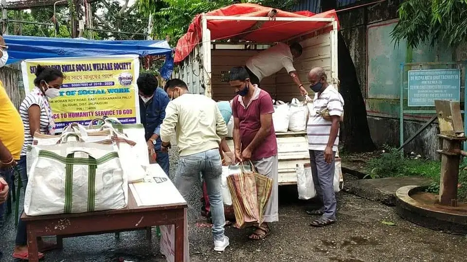 volunteers of an ngo distributing food