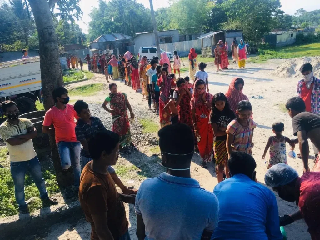 volunteers distribution food to the needy