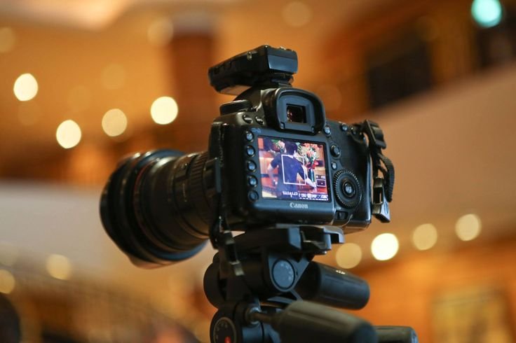 Freelance photographer and videographer shooting event and reels content